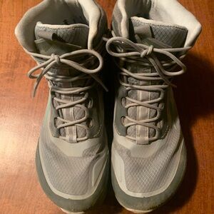 Women’s Altra all weather hiking shoe. Size 10